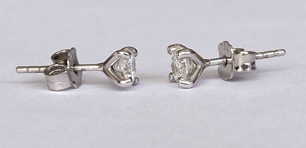 Bague Boucles d'oreilles solitaires en or blanc 18 kt et diamants 58 Facettes earrings