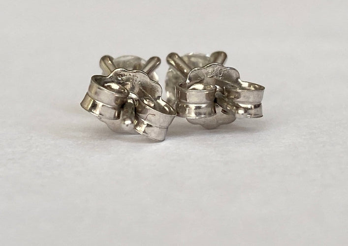 Bague Boucles d'oreilles solitaires en or blanc 18 kt et diamants 58 Facettes earrings