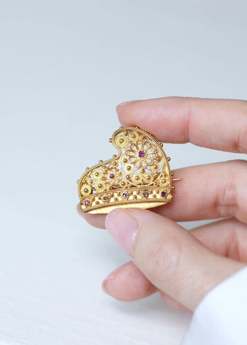 Broche Broche ancienne corne ducale en or jaune, rubis et diamants 58 Facettes