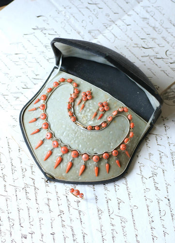 Boucles d'oreilles Parure ancienne - Collier, boucles d'oreilles et bague en or, argent et corail 58 Facettes