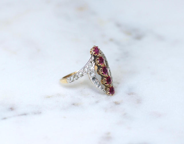 Bague 59 Belle Époque - Bague volutes en or jaune, platine, rubis et diamants 58 Facettes