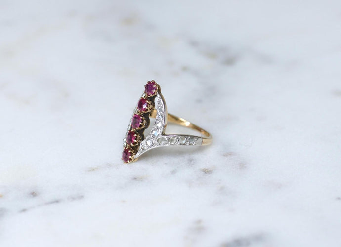Bague 59 Belle Époque - Bague volutes en or jaune, platine, rubis et diamants 58 Facettes