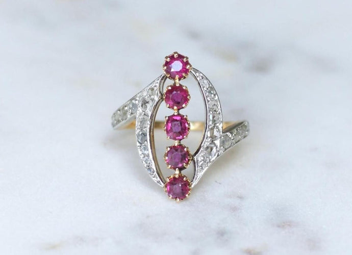 Bague 59 Belle Époque - Bague volutes en or jaune, platine, rubis et diamants 58 Facettes