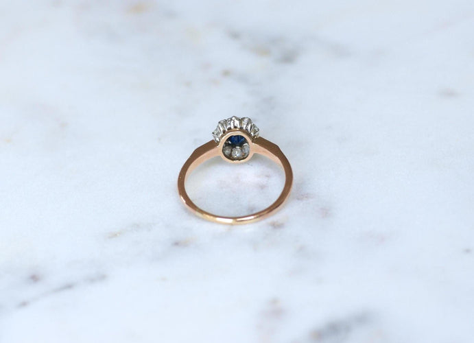 Bague 61 Bague marguerite ancienne en or rose, platine, saphir et diamants 58 Facettes
