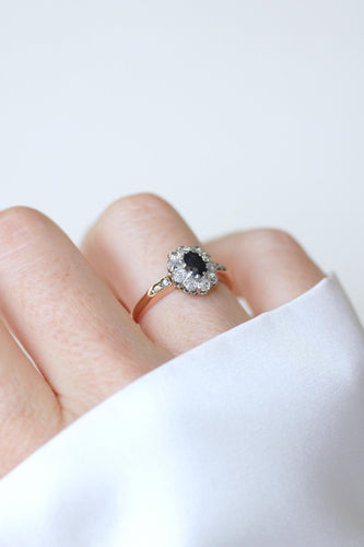 Bague 61 Bague marguerite ancienne en or rose, platine, saphir et diamants 58 Facettes