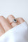 Bague 61 Bague marguerite ancienne en or rose, platine, saphir et diamants 58 Facettes