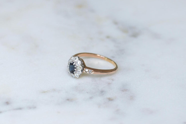 Bague 61 Bague marguerite ancienne en or rose, platine, saphir et diamants 58 Facettes