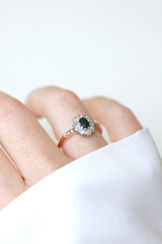 Bague 61 Bague marguerite ancienne en or rose, platine, saphir et diamants 58 Facettes