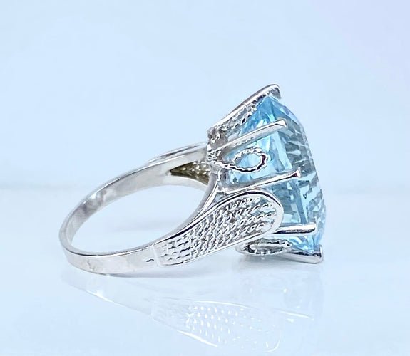 Bague Bague en or blanc 18 carats et aigue-marine 58 Facettes AB727