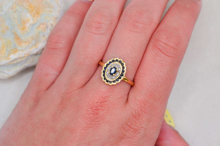 Bague 59 Bague marguerite ovale en or jaune, saphir et diamants 58 Facettes 4026