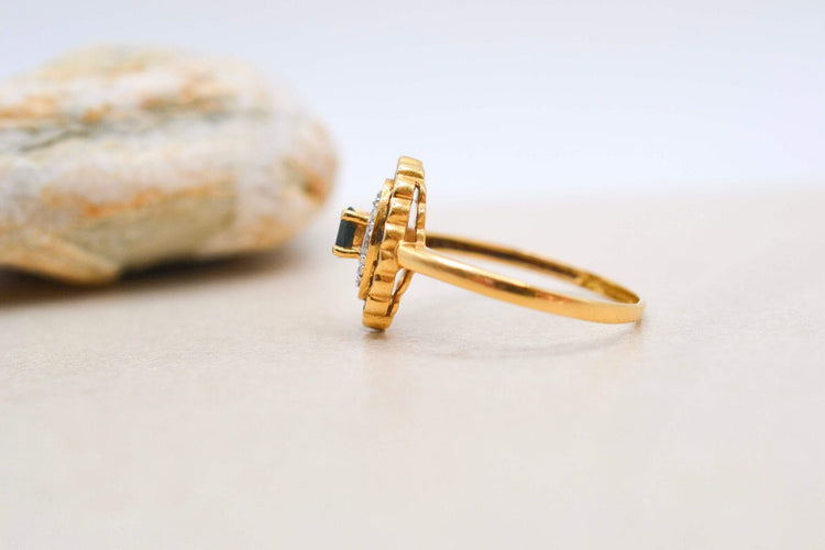 Bague 59 Bague marguerite ovale en or jaune, saphir et diamants 58 Facettes 4026