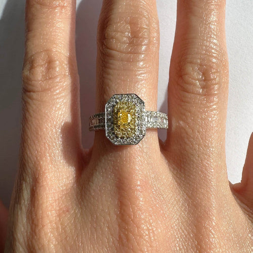 Bague 50 Bague diamant jaune taille émeraude en or blanc 18K et diamants 58 Facettes GBR1343WG