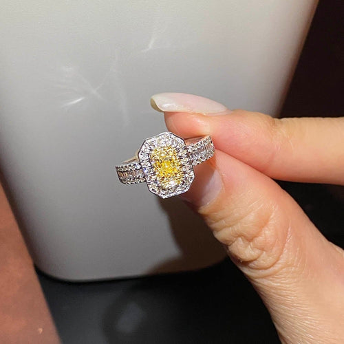 Bague 50 Bague diamant jaune taille émeraude en or blanc 18K et diamants 58 Facettes GBR1343WG