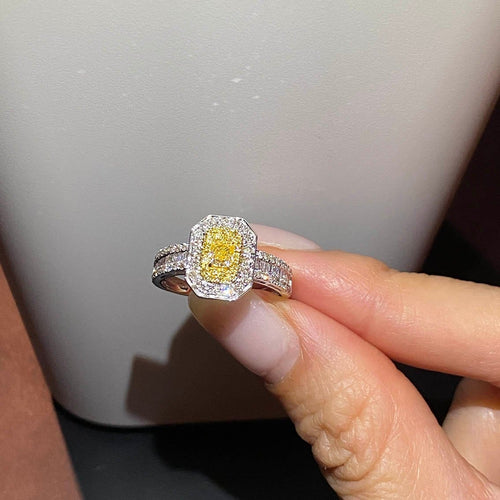 Bague 50 Bague diamant jaune taille émeraude en or blanc 18K et diamants 58 Facettes GBR1343WG