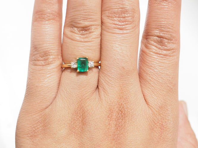 Bague 53 Bague en or jaune 18 kt avec émeraude et diamants 58 Facettes F5073