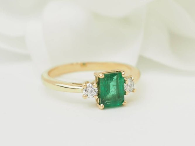 Bague 53 Bague en or jaune 18 kt avec émeraude et diamants 58 Facettes F5073