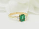Bague 53 Bague en or jaune 18 kt avec émeraude et diamants 58 Facettes F5073