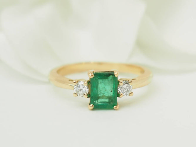 Bague 53 Bague en or jaune 18 kt avec émeraude et diamants 58 Facettes F5073