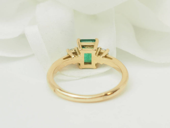 Bague 53 Bague en or jaune 18 kt avec émeraude et diamants 58 Facettes F5073