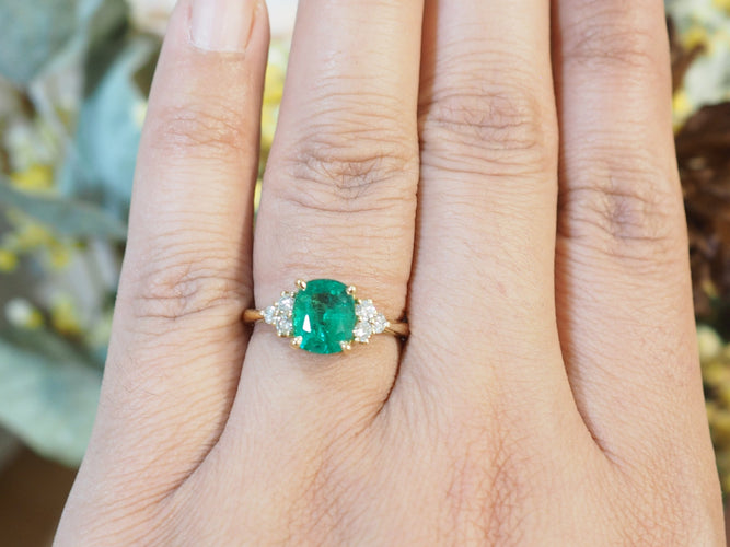 Bague 56 Bague émeraude 2 ct en or jaune 18 kt et diamants 58 Facettes F5069