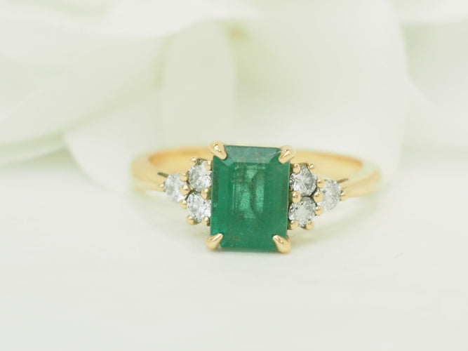 Bague 55 Bague en or jaune 18 kt, émeraude et diamants 58 Facettes F5071