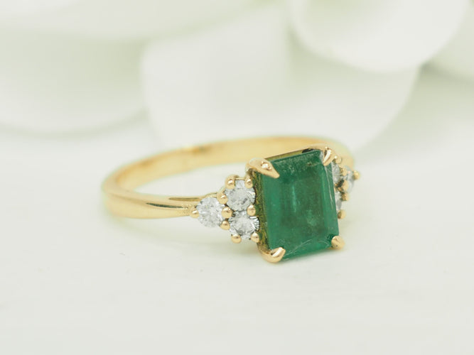 Bague 55 Bague en or jaune 18 kt, émeraude et diamants 58 Facettes F5071