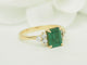 Bague 55 Bague en or jaune 18 kt, émeraude et diamants 58 Facettes F5071