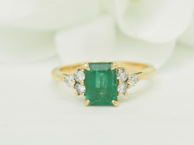 Bague 55 Bague en or jaune 18 kt, émeraude et diamants 58 Facettes F5071