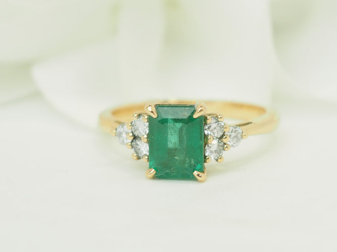 Bague 55 Bague en or jaune 18 kt, émeraude et diamants 58 Facettes F5071