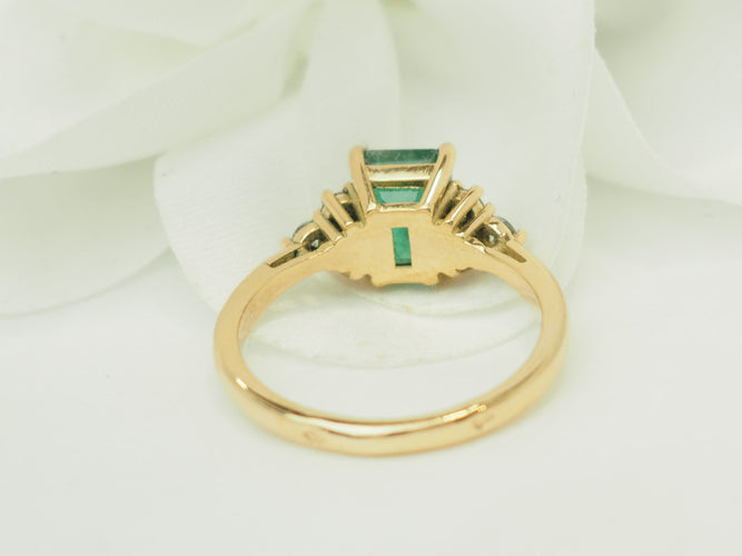 Bague 55 Bague en or jaune 18 kt, émeraude et diamants 58 Facettes F5071
