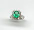 Bague 53 Bague en or blanc 18 carats, émeraude colombienne 1,28 ct et diamants 58 Facettes E39