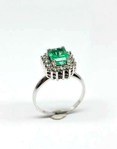 Bague 53 Bague en or blanc 18 carats, émeraude colombienne 1,28 ct et diamants 58 Facettes E39