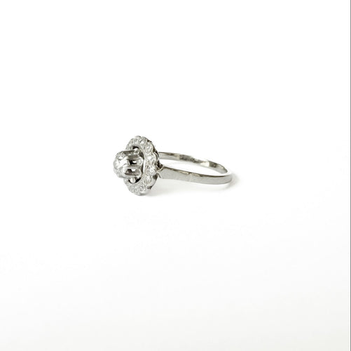 Bague 61 Bague marguerite Art déco en platine, or gris et diamants 58 Facettes