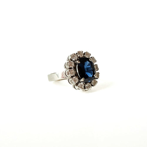 Bague 50 Bague marguerite vers 1960 en or blanc, saphir et diamants 58 Facettes