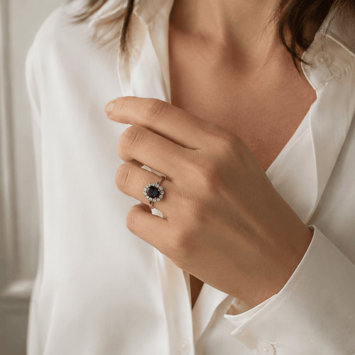 Bague 50 Bague marguerite vers 1960 en or blanc, saphir et diamants 58 Facettes