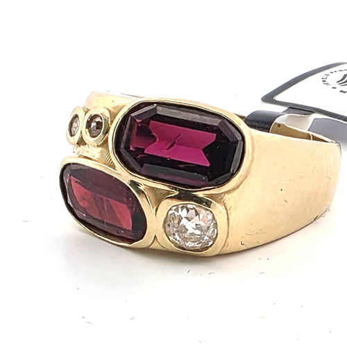 Bague en or jaune avec diamants et grenats 58 Facettes 364/26 C 175/26