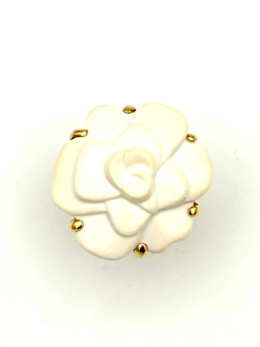 Bague Chanel Camélia - Bague grand modèle en or jaune et agate blanche 58 Facettes CHANEL BG