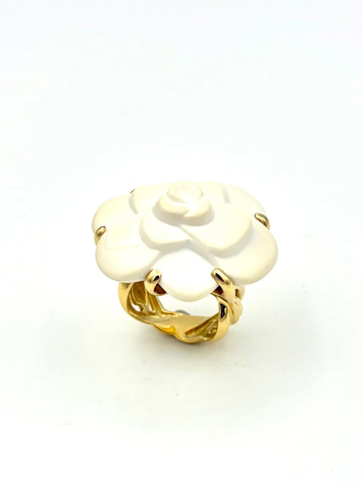 Bague 50 Chanel Camélia - Bague grand modèle en or jaune et agate blanche 58 Facettes CHANEL BG