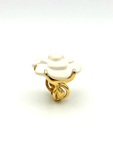 Bague Chanel Camélia - Bague grand modèle en or jaune et agate blanche 58 Facettes CHANEL BG