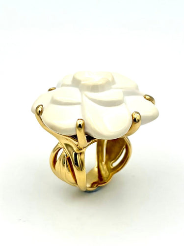 Bague Chanel Camélia - Bague grand modèle en or jaune et agate blanche 58 Facettes CHANEL BG
