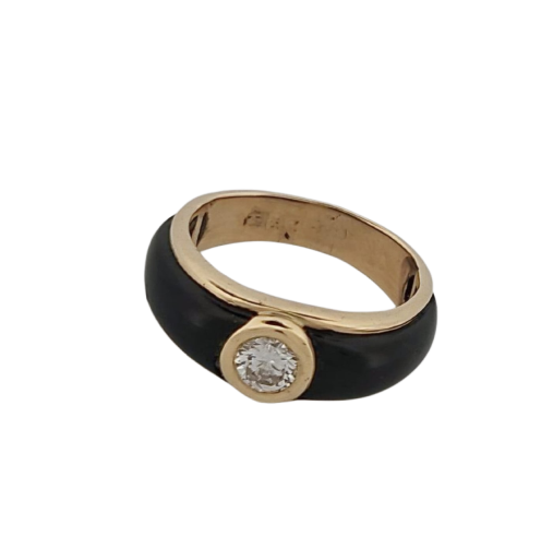 Bague en or jaune, résine noire et diamant