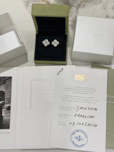 Boucles d'oreilles Van Cleef & Arpels Vintage Alhambra - Boucles d’oreilles en or blanc et diamants 58 Facettes Jnci45