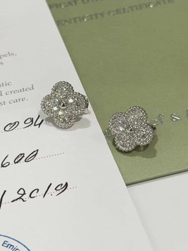 Boucles d'oreilles Van Cleef & Arpels Vintage Alhambra - Boucles d’oreilles en or blanc et diamants 58 Facettes Jnci45
