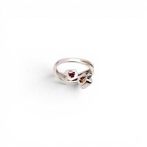 Bague 55 Bague contemporaine en or blanc 18 carats, diamants et saphirs synthétiques 58 Facettes Q66B