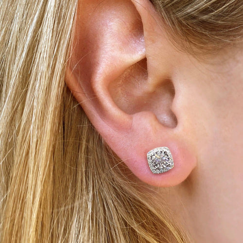 Boucles d'oreilles Embrace - Puces d'oreilles halo coussin 0,50 ct en or blanc et diamants 58 Facettes GER1353WG