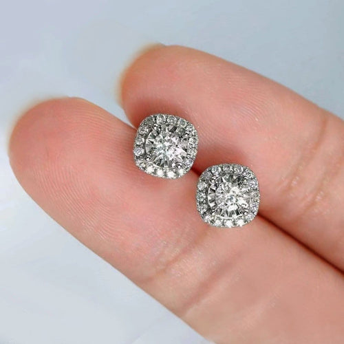 Boucles d'oreilles Embrace - Puces d'oreilles halo coussin 0,50 ct en or blanc et diamants 58 Facettes GER1353WG