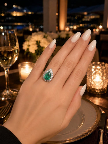 Bague 57 Queen - Bague en platine avec émeraude de Colombie et diamants 58 Facettes 50465