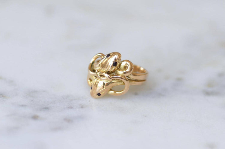 Bague 53 Bague ancienne serpents enroulés en deux ors et rubis 58 Facettes