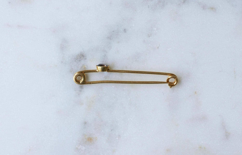 Broche Broche épingle à nourrice en or jaune et saphir de Ceylan 58 Facettes