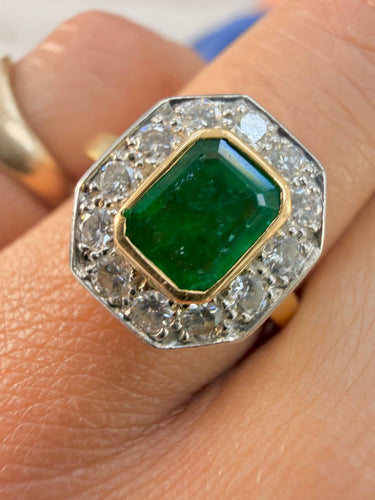Bague 58 Bague entourage en or jaune, émeraude et diamants 58 Facettes 200